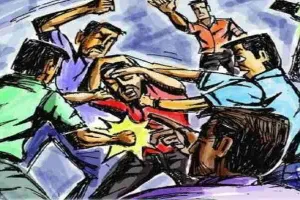 सीतापुर: चुनावी रंजिश में चलीं गोलियां व हथगोले, चाचा-भतीजा जख्मी