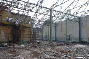 वेस्पा स्कूटर की बंद फैक्ट्री से चोरी हो रहा लाखों का स्क्रैप