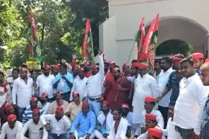 रायबरेली: किसानों की मौत पर भड़की सपा, कलेक्ट्रेट में धरना देकर किया गया प्रदर्शन