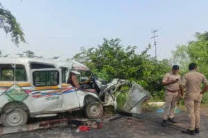 सड़क हादसा: हरदोई में मैजिक और ट्रक में हुई भिड़ंत, चालक सहित दो की मौत