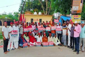 बाराबंकी: सपाइयों ने दिया धरना, मुख्यमंत्री से मांगा इस्तीफा