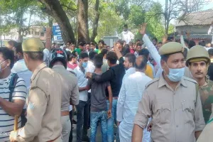 लखनऊ: राहुल गांधी के पहुंचने से पहले कांग्रेस कार्यकर्ताओं का एयरपोर्ट पर कूच