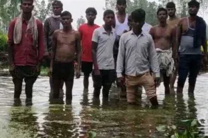 बाराबंकी: खेत में पानी भरने से फसल हुई बर्बाद, किसानों ने डीएम से की यह मांग…