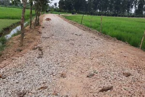 बाराबंकी: सूखे रोड़े डाल कर ठेकेदार गायब, जनता परेशान