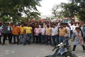 सवालों के घेरे में अवध विश्वविद्यालय, छात्रों ने किया विरोध प्रदर्शन