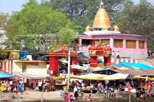 लखनऊ: नवरात्रि के अंतिम दिन श्रद्धालुओं की उमड़ी भीड़, कोविड प्रोटोकॉल के तहत करवाया जा रहा दर्शन