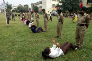 हल्द्वानी: एनसीसी की 17 सीटों के लिए उमड़ी छात्राएं, बहाया खूब पसीना