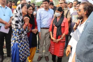 किच्छा: जिलाधिकारी को सामने देखकर आपदा प्रभावित लोगों का छलका दर्द