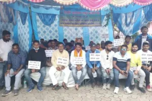 हल्द्वानी: सफाई कर्मचारियों का आमरण अनशन शुरू, बहाली की मांग के गूंजे नारे