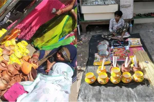 हरदोई: बाजारों में बढ़ी चहल-पहल, करवा चौथ के लिए चल रहे लुभावने ऑफर