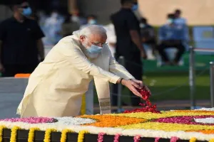 पीएम मोदी ने राजघाट जाकर दी महात्मा गांधी को श्रद्धांजलि