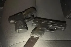 बरेली: डेढ़ माह से खड़ी कार में मिले 10 तंमचे