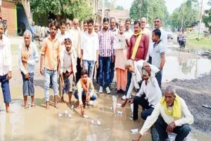 रायबरेली: सड़क निर्माण को लेकर अनशनकारी बाबा के नेतृत्व में चल रहा धरना