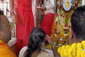 अयोध्या: नए जिलाधिकारी नितीश कुमार ने कार्यभार संभालने से पहले हनुमान जी से लिया आशीर्वाद