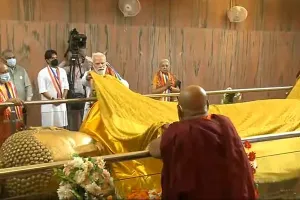 कुशीनगर को एयरपोर्ट की सौगात देकर अब महापरिनिर्वाण मंदिर पहुंचे पीएम मोदी