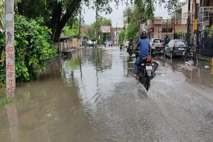 पीलीभीत : बारिश ने खोली नगर पालिका की पोल… कीचड़-जलभराव से उफनाए नाले- मैनहोल