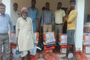 बाराबंकी: बाढ़ का पानी हुआ कम, पीड़ितों को दी गई राहत सामग्री किट