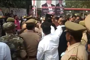 वकील हत्याकांड: अधिवक्ताओं ने किया जोरदार प्रदर्शन, मुख्यमंत्री का जलाया पुतला