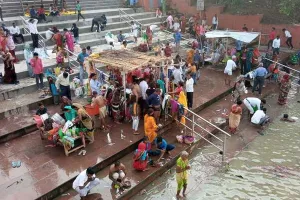 रायबरेली: शरद पूर्णिमा पर श्रद्धालुओं ने लगाई गंगा में डुबकी