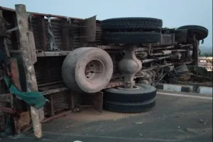 पीलीभीत : टहलने निकले सगे भाइयों पर पलटा पत्थर लदा ट्रक, मौत