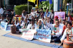 हल्द्वानी: पेट्रोल पंप पर धरने पर बैठे कांग्रेसी, पेट्रोल-डीजल 70 रुपए प्रति लीटर करने की मांग