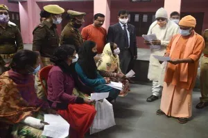 पात्रता के अनुसार हर किसी को योजनाओं का लाभ दिलाना सुनिश्चित करें अधिकारी: सीएम योगी