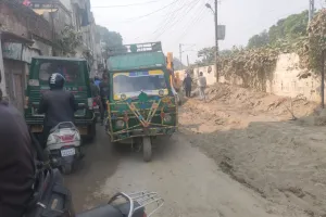 बरेली: नहीं बन रही रोड, ठंड बढ़ने पर बंद हो जाएंगे डामर के काम