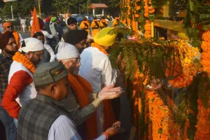 बरेली: श्री गुरुनानक देव के प्रकाशोत्सव पर धूमधाम से निकला नगर कीर्तन