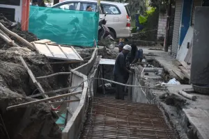 बरेली: निर्माण कार्यों में जनसुरक्षा भूले ठेकेदार, हो सकता है हादसा