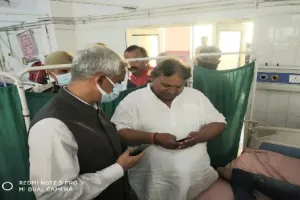 डिवाइडर से टकराकर दूसरी कार पर गिरी डॉक्टर की गाड़ी, 5 लोग घायल