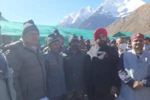 देहरादूनः मुख्यमंत्री धामी ने सरहद पर तैनात जवानों के साथ मनाई दीवाली