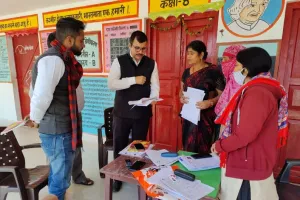 बरेली: बूथों पर मतदाता बनने को उमड़े युवा, अधिकारियों ने किया निरीक्षण