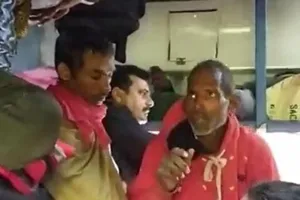 बरेली: आरक्षण के बाद भी यात्रियों को कोचों में ठूंसकर सफर करा रहा रेलवे