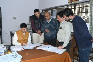 बरेली: वार्डों में अंधेरा और विभाग दबाए बैठा था 500 स्ट्रीट लाइटें