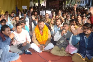 बरेली: प्रदर्शन के छठे दिन संविदा कर्मियों से वार्ता करने पहुंचे अधिकारी