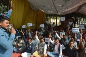 बरेली: संविदाकर्मियों की हड़ताल से बिजली का झटका, अंधेरे में काटी रात