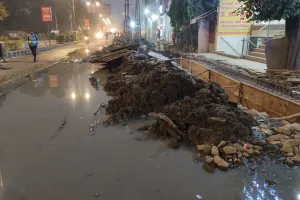 बरेली: विकास भवन रोड पर मलबा और कीचड़ ने बढ़ाई दिक्कत