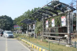 बरेली: आदर्श रोड पर विज्ञापन कंपनी ने बना लिए अवैध बस स्टैंड के शेड