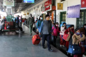 हल्द्वानी: रेलवे स्टेशनों पर कोविड जांच नहीं, शहर में लोग बेपरवाह