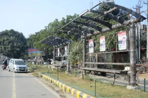 बरेली: विज्ञापन कंपनी ने खुद नहीं हटाया तो निगम की टीम उखाड़ेगी अवैध शेड