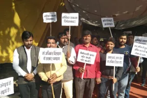 बरेली: कार्य बहिष्कार कर संविदा कर्मियों ने किया धरना-प्रदर्शन