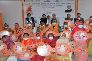 मुरादाबाद : घर का सपना हुआ साकार, चाबी पाकर छलक उठे खुशी के आंसू