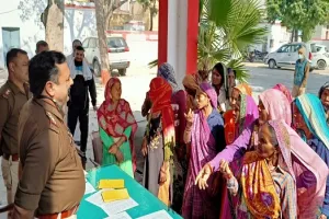 अमरोहा : महिलाओं ने कोतवाली पहुंचकर गांव में शराब एवं जुआ बंद कराने की मांग की