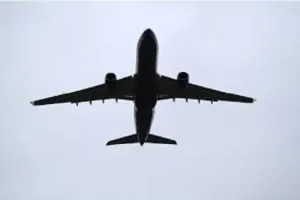 दो प्रशिक्षु विमानों के टकराने से एक पायलट की मौत, दो घायल