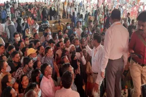 मुरादाबाद : चाबी न मिलने पर आवंटियों का हंगामा