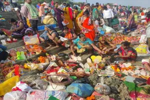 अयोध्या: सरयू में स्नान को उमड़े श्रद्धालु, जमथरा घाट पर दिखा खासा उत्साह