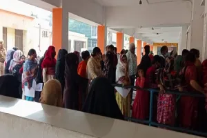 मुरादाबाद : जिला अस्पताल में मरीजों की भीड़, 1800 से अधिक रोगी