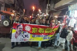 रामपुर : ईओ के खिलाफ व्यापारियों ने निकाला मशाल जुलूस, कार्रवाई की मांग