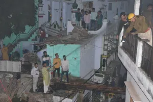 बरेली: तंग गली के तिमंजिला भवन में लगी आग, अटक गईं कई जिंदगियों की सांसें