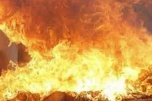 पीलीभीत: पड़ोसियों ने छप्पर में लगाई आग, गला दबाकर जान लेने की कोशिश की, 11 आरोपियों के खिलाफ एफआईआर